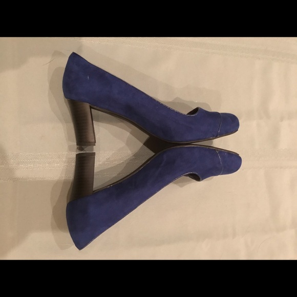 NWOT Croft & Barrow blue suede button shoes - Picture 3 of 5